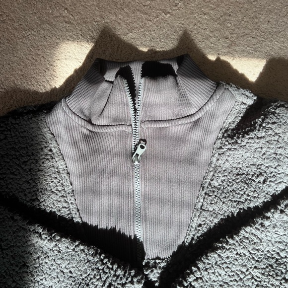 Sherpa Aerie Pullover - Picture 3 of 4